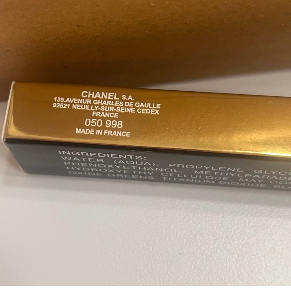 CHANEL Gold and Black Eyeliner - Picture 3 of 7